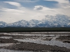 Die Alaska Range vom Fluss aus ...