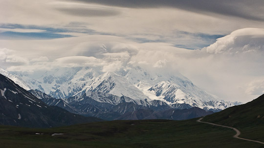 Der Mount McKinley versteckt seine beachtliche Größe die meisten Tage eines Jahres hinter dicken Wolkenschleiern.