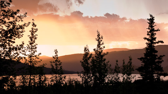 Blick auf dem Wonder Lake im Licht der untergehenden Sonne