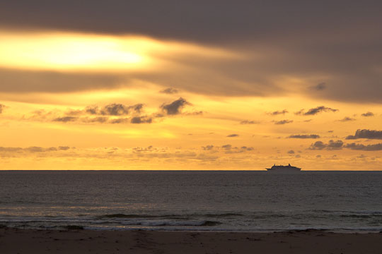 Kreuzfahrten kann man auch vom Strand aus genießen ...